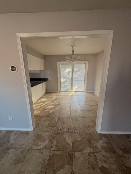 Building Photo - 1002 Pleasant Valley Ln