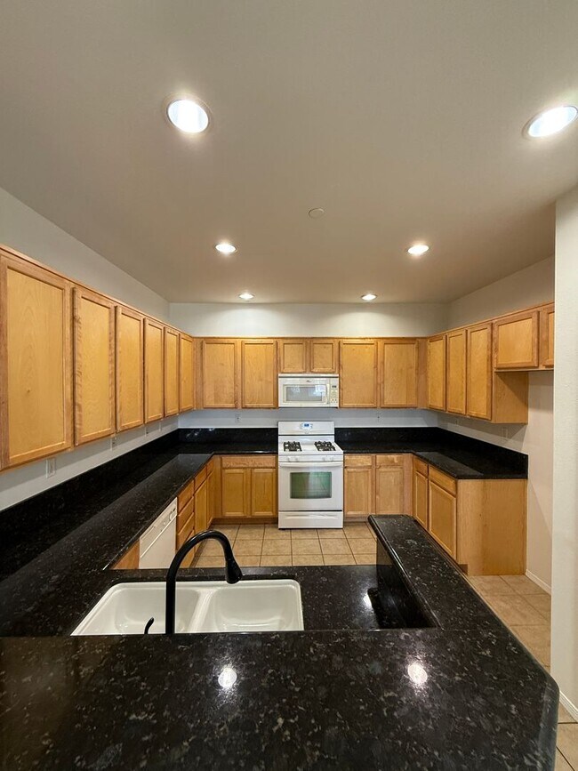 Building Photo - Beautiful 4 Bedroom, 2 1/2 Bathroom Townho...
