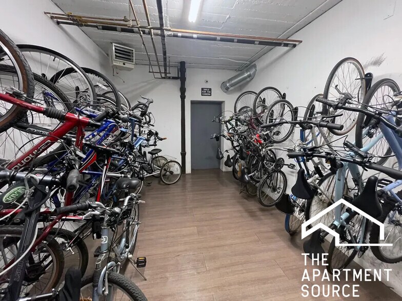 Building Photo - 4242 N Sheridan Rd