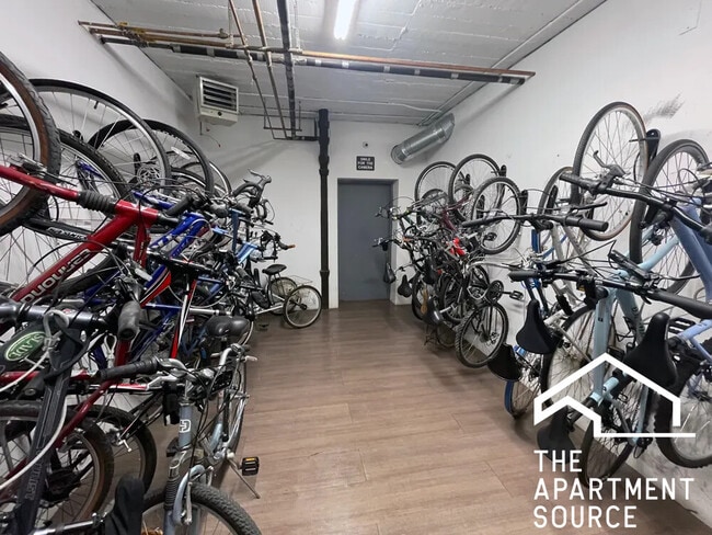 Building Photo - 4242 N Sheridan Rd