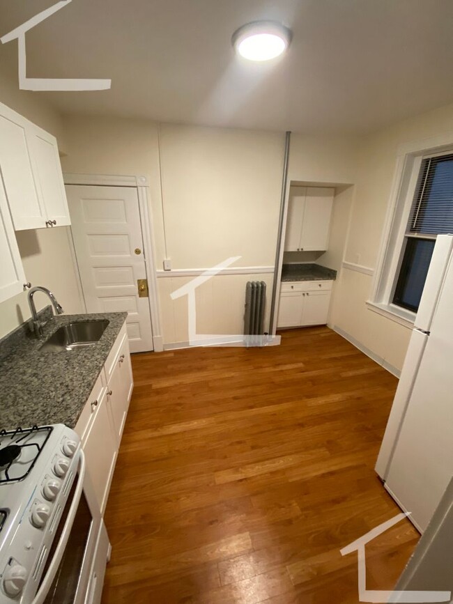 Building Photo - Avl April 1, 1/2 fee - Harvard Sq area 2BR...