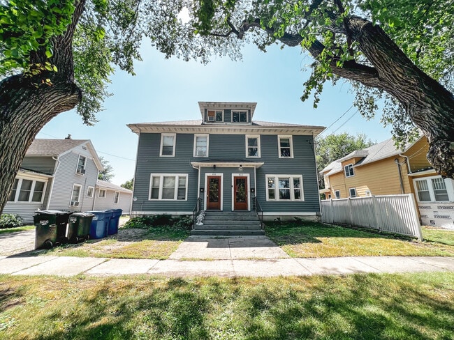 Building Photo - 820 10th Ave N