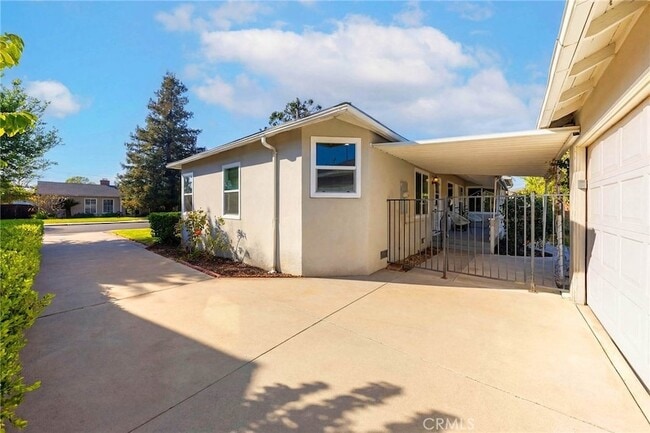 Building Photo - 1505 N Rosewood Ave