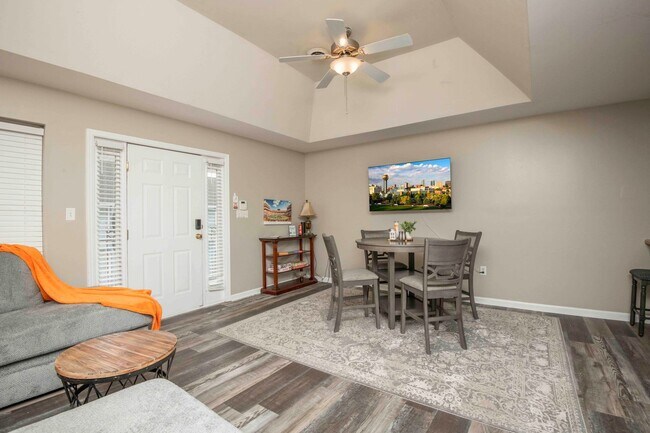 Building Photo - Knoxville 37916 - 3 bedroom, 2 bath condo in UT area, Short term rental considered @ $3400 a mont...