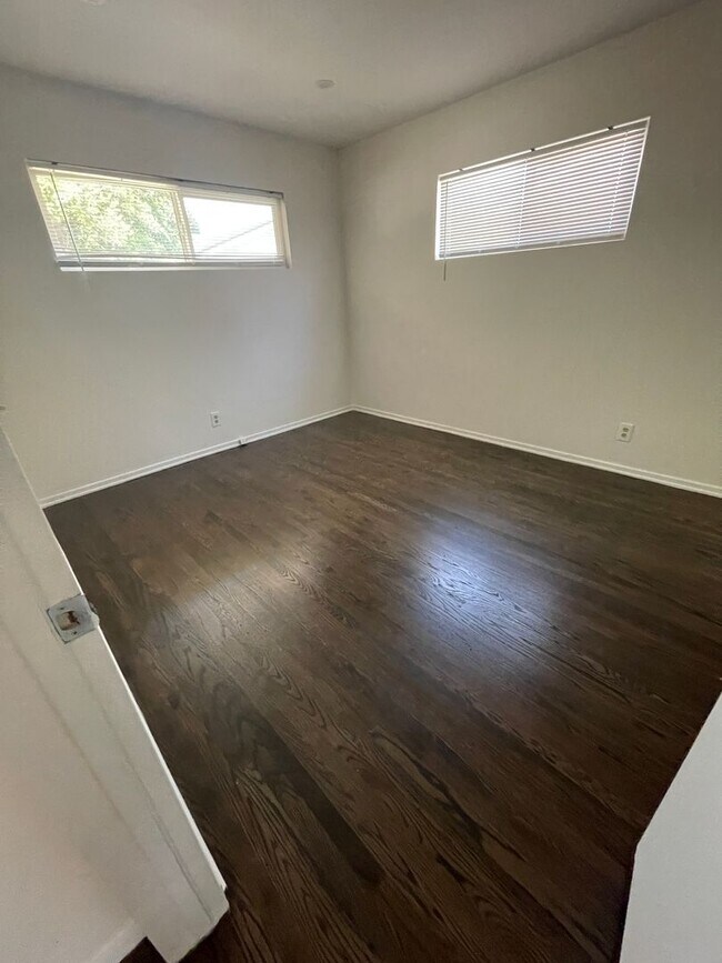 Building Photo - Charming 3br 1bth - Quiet Street