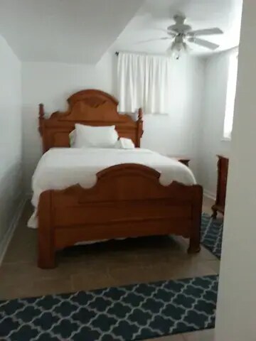 King size bed room - 1619 45th St NW