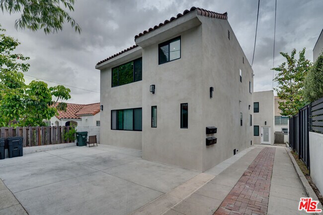Building Photo - 9024 Phyllis Ave