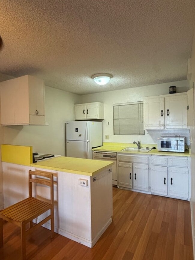 Building Photo - $1,500 / 1 Bed / 2 Bath Furnished Condo (Kailua Kona)