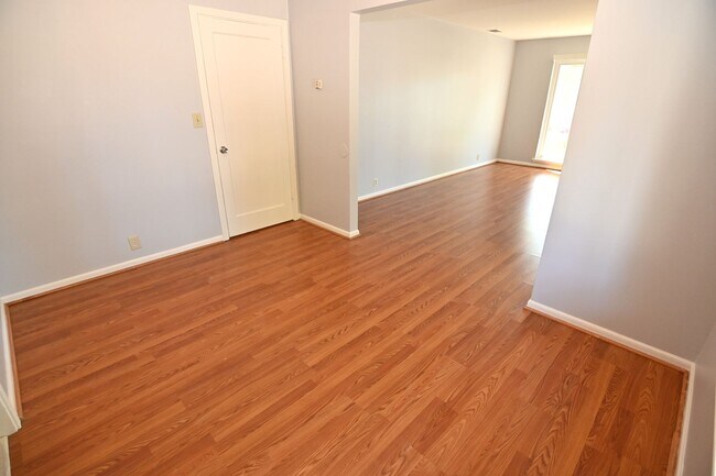 Building Photo - 2466 Beechwood Ave