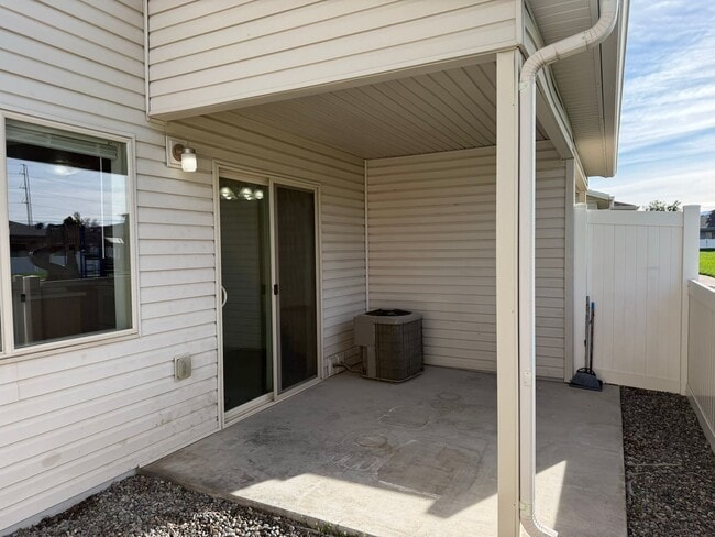 Building Photo - 2484 1/2 Brokwillow Loop