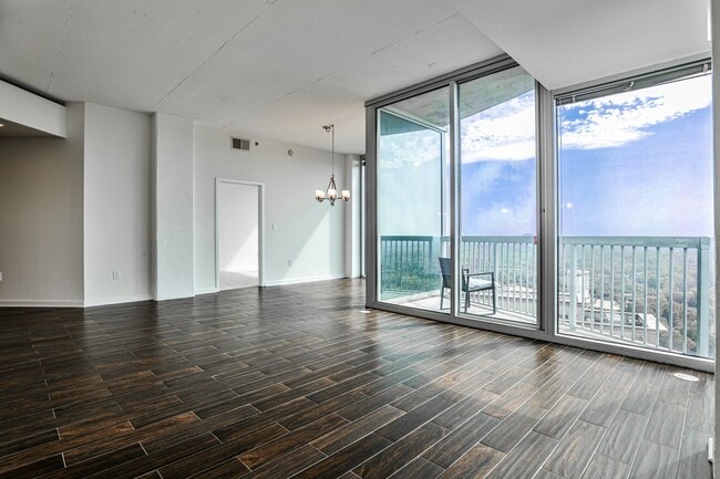 Building Photo - Luxury 28th Floor 2 Bedroom Condo For Leas...