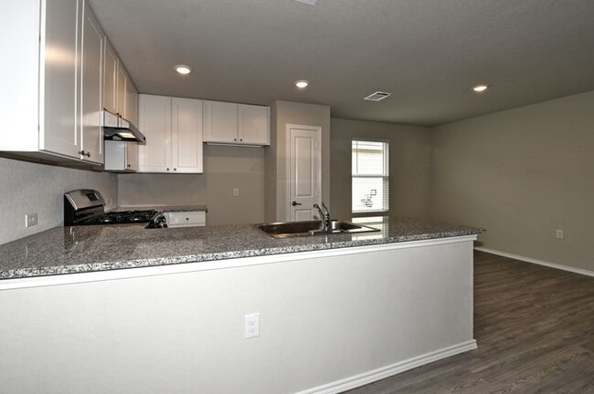 Building Photo - NEAR GOLF COURSE  |  3 BEDROOMS  |  2 BATH...