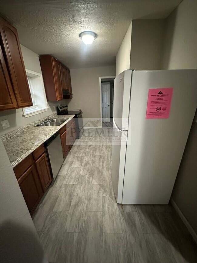 Building Photo - 2411 S Sterling Ave