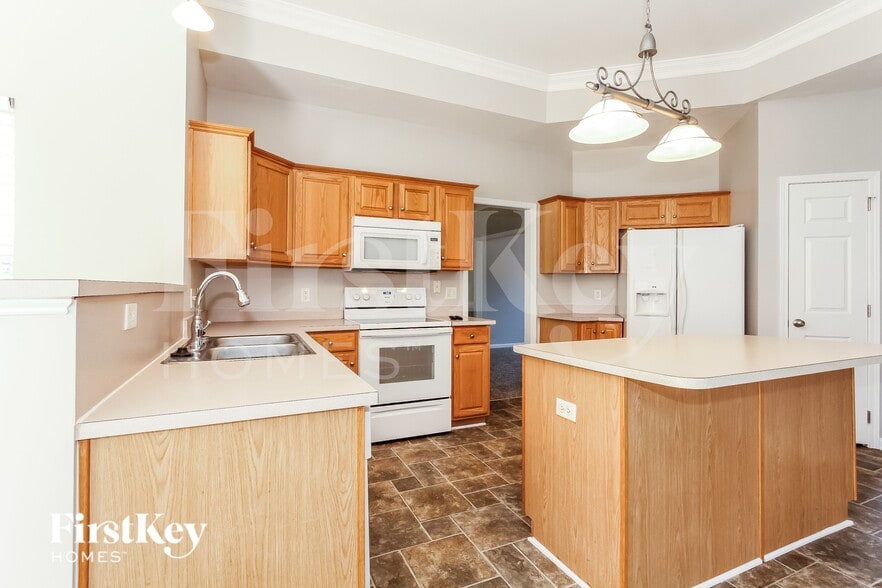 Building Photo - 6015 Forest Pond Dr