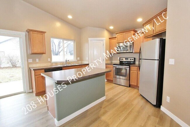 Building Photo - Must See Immaculately Kept 3 bed, 2 bath H...