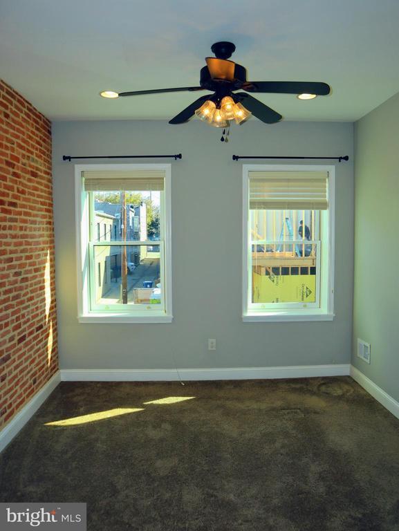 Building Photo - 926 S Curley St