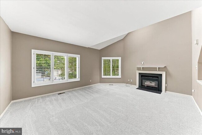 Building Photo - 400 Wooded Way