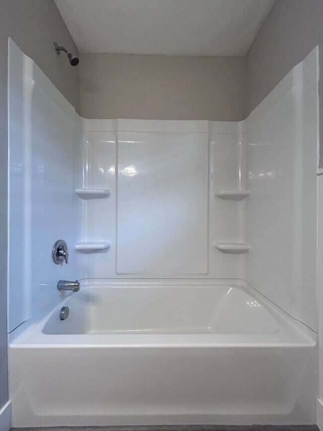 Building Photo - 4 Bed 2 Bath
