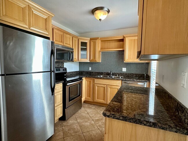 Building Photo - Beautiful Pacific Beach Condo Walking Distance To Beach and Bay