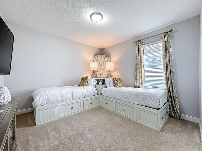 Building Photo - 8 Bedrooms 7 baths on a resort community