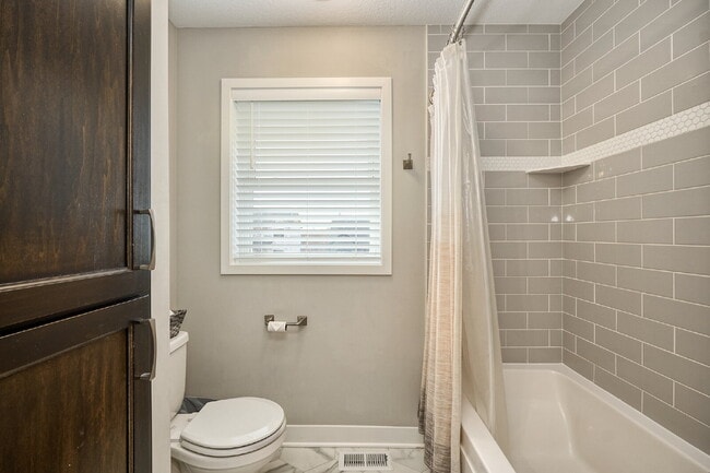 Building Photo - Spacious 4-Bedroom Gem with Modern Comforts and Finished Basement in Vadnais Heights!