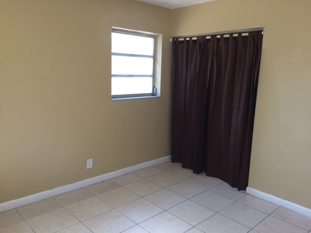 Building Photo - Large 6-2 house with new central air