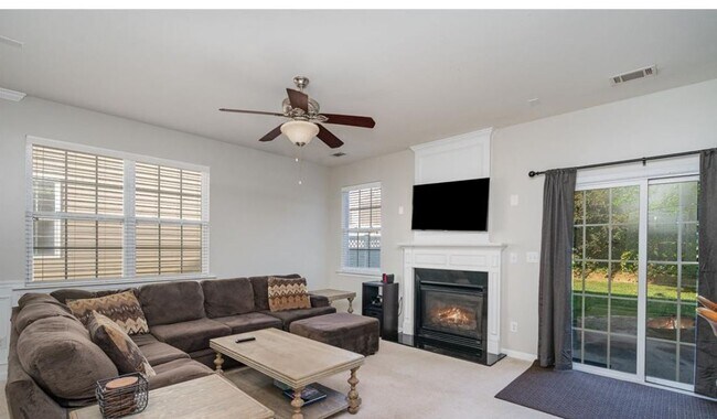 Building Photo - 3367 Streamside Dr