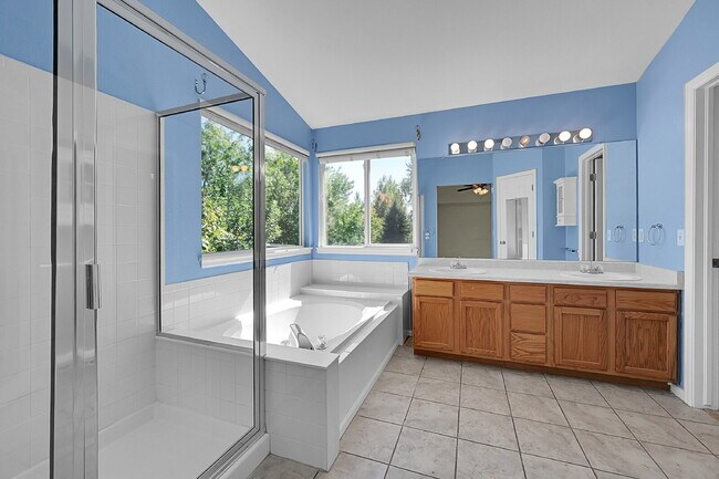Building Photo - $3,095.00, 3-bed, 3.5-bath with bonus room...