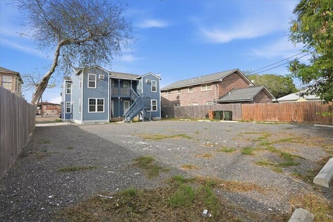Building Photo - 905 Louisiana Ave