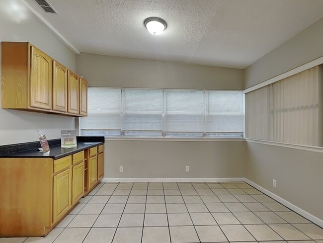 Building Photo - 6936 Clovis Rd