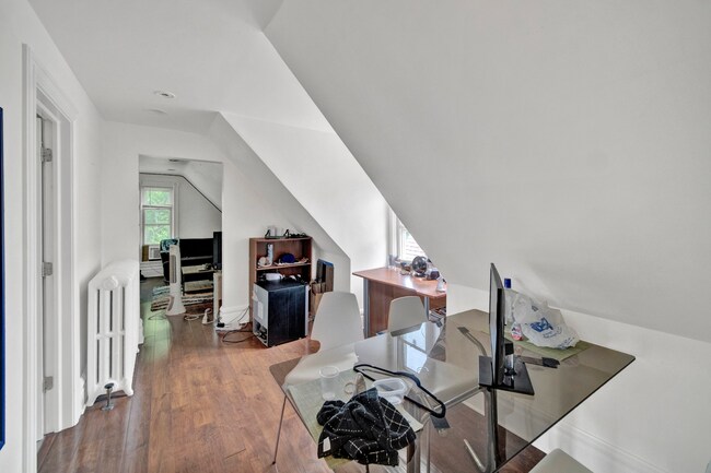 Building Photo - 2026 Maple Ave