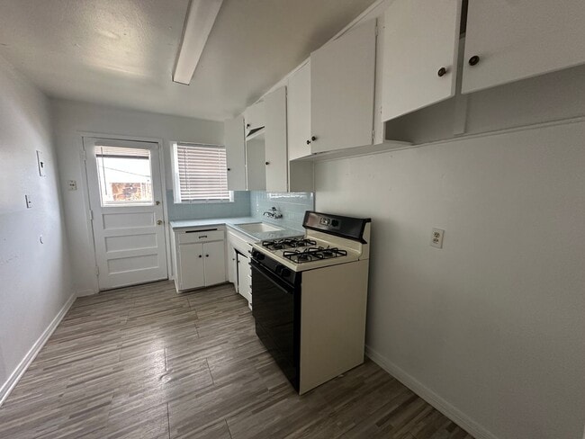 Building Photo - 1 bed, 1 bath, Duplex