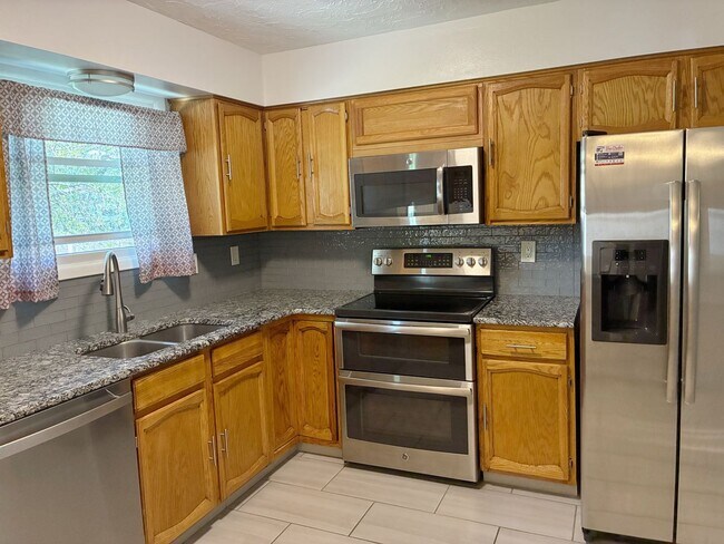 Building Photo - Spacious 5 Bed, 3 Bath Home for Rent in Idaho Falls!
