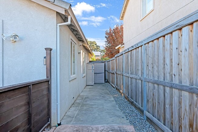 Building Photo - 533 Channel Ct