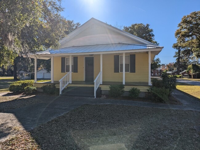 Building Photo - 804 N Maple St