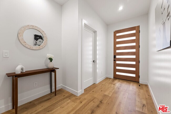 Building Photo - 5118 1/2 Laurel Canyon Blvd