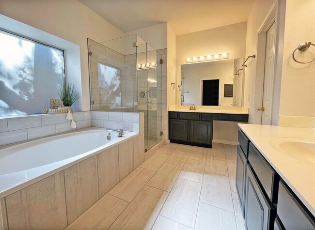 Building Photo - 7601 Shadowridge Run