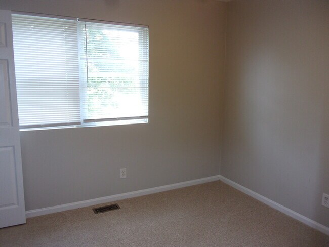 Building Photo - 2 Bedroom 1 1/2 Bath Townhome - Recently Updated and Freshly Painted