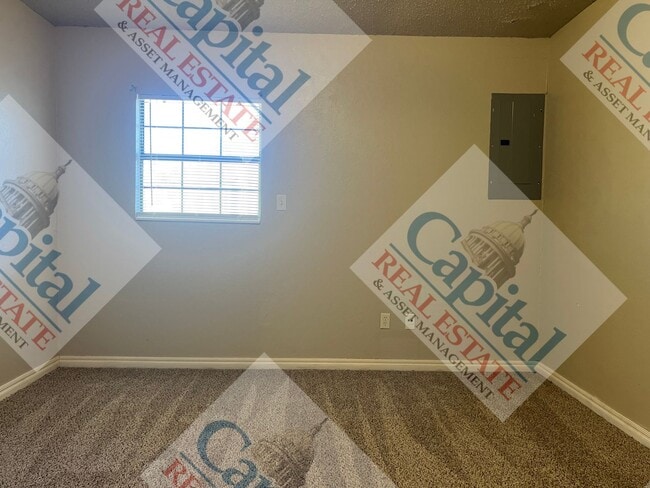 Building Photo - Charming 3 Bedroom