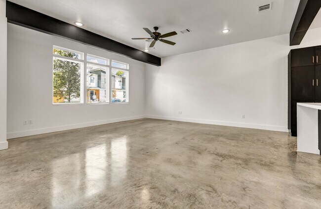 Building Photo - 205 Lynn Dr