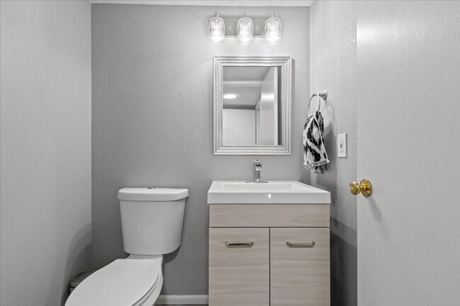 Building Photo - Woodchase Dual Primary Bedroom Condo