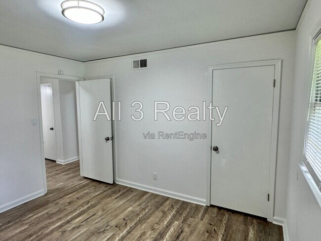 Building Photo - 2557 Woodley Rd