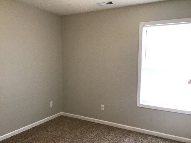 Building Photo - 3 Bedroom Condo off McConnells Hwy!  ***RE...