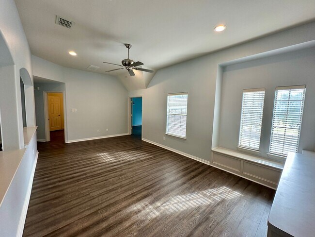 Building Photo - 928 Falcon Dr