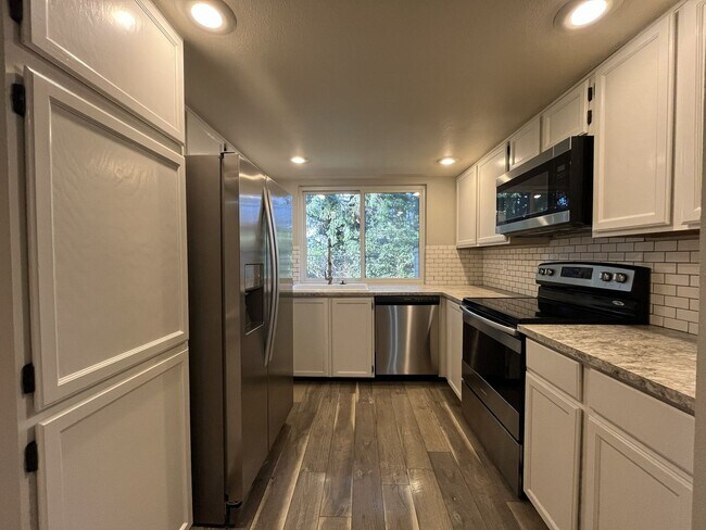 Building Photo - 2 Bed 2 Bath Corner Condo ~ Cedar Mill w/ Washer & Dryer, Parking and Pool! Convenient to Nike, S...