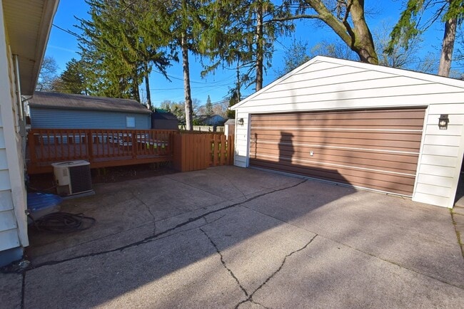 Building Photo - Close to Notre Dame, 3 bedroom home with 2...