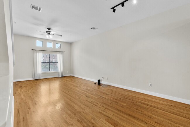 Building Photo - 8715 Meadowcroft Dr