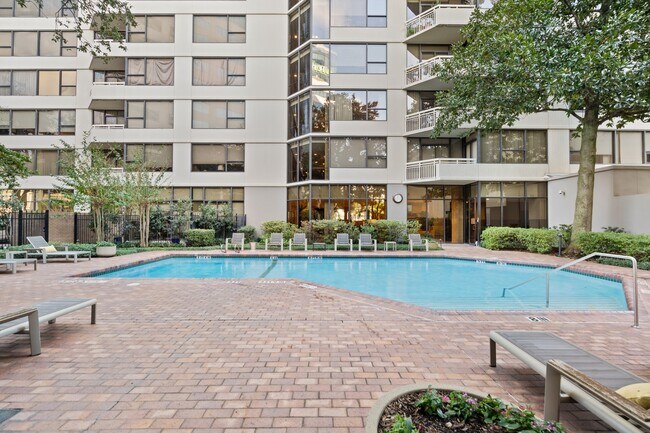 Building Photo - 14 Greenway Plz