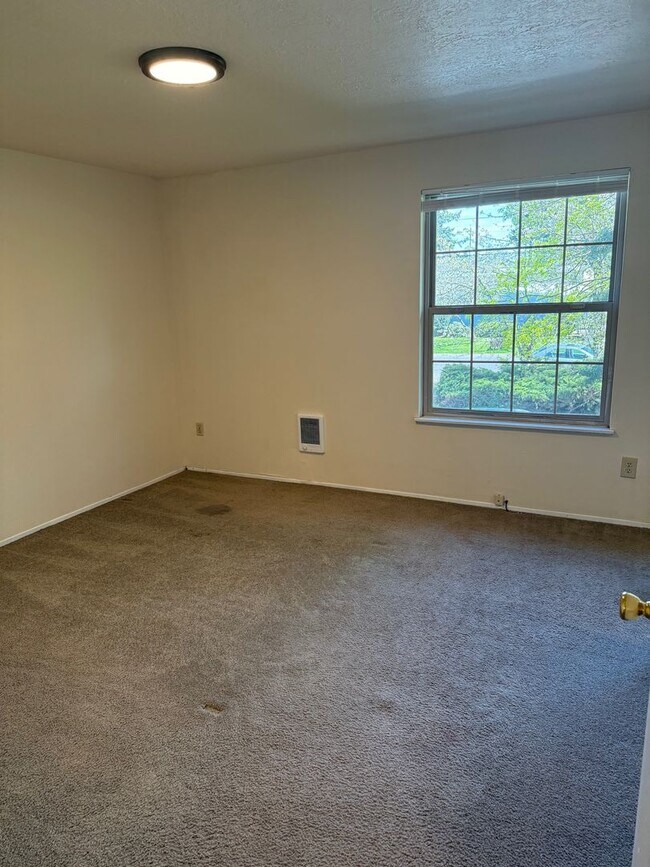 Building Photo - 739000