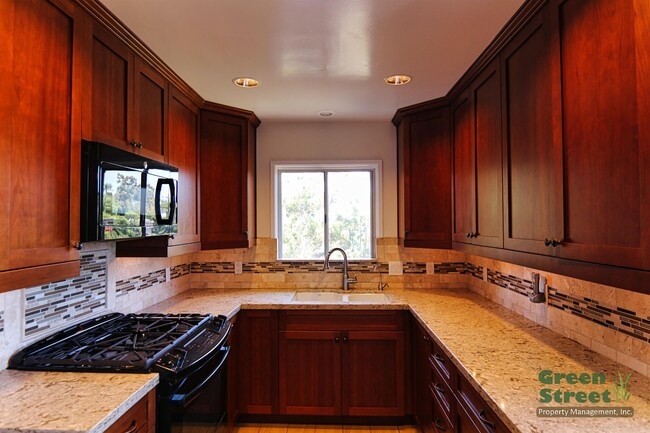 Building Photo - 2974 Maple Ct